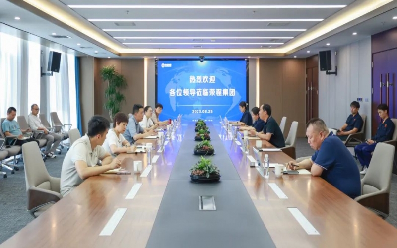 津南區(qū)副區(qū)長薛彤一行到訪榮程集團(tuán)就企業(yè)生產(chǎn)運(yùn)行、科技攻關(guān)等調(diào)研服務(wù)