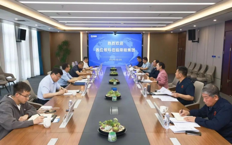 榮程集團(tuán)董事會(huì)主席張榮華與全國政協(xié)委員、甘肅省工信廳副廳長黃寶榮座談交流